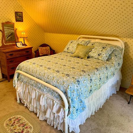 Pansy'S Parlor Bed & Breakfast 골든 외부 사진