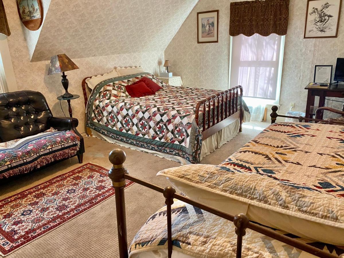 Pansy'S Parlor Bed & Breakfast 골든 외부 사진