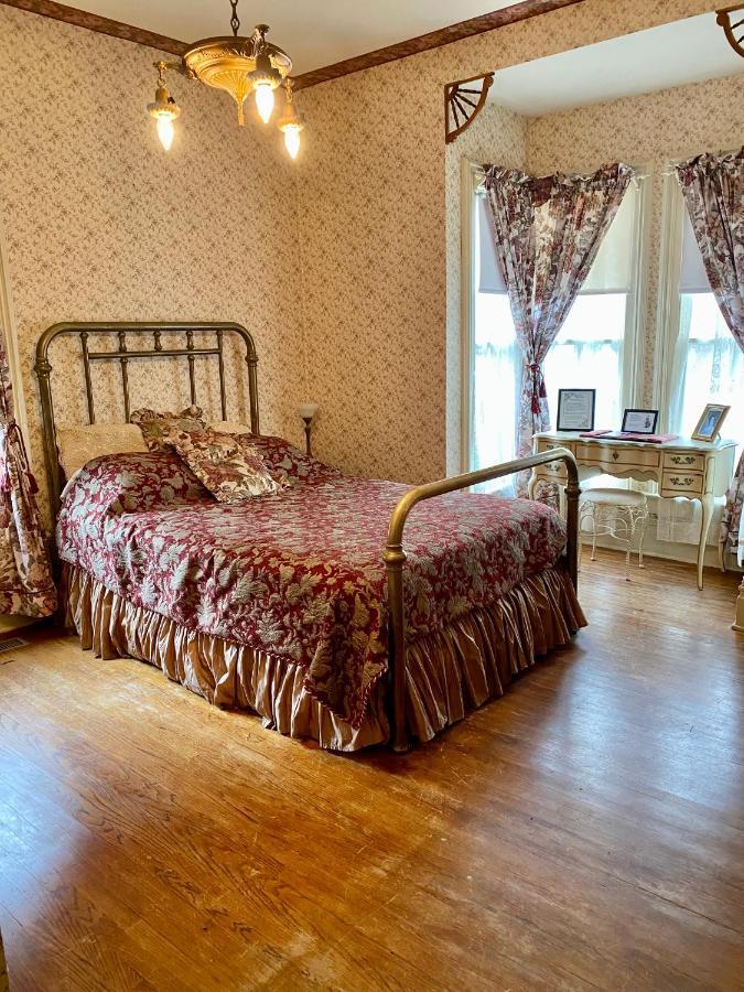 Pansy'S Parlor Bed & Breakfast 골든 외부 사진