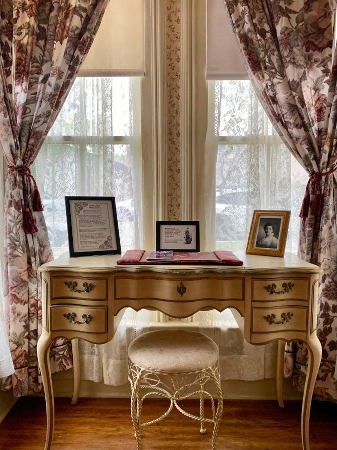 Pansy'S Parlor Bed & Breakfast 골든 외부 사진