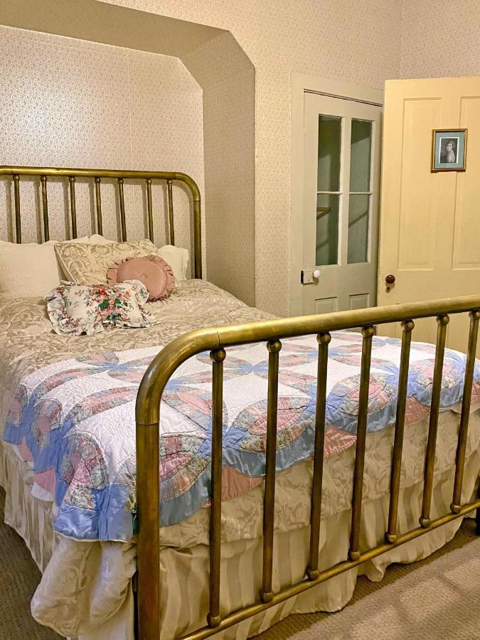 Pansy'S Parlor Bed & Breakfast 골든 외부 사진