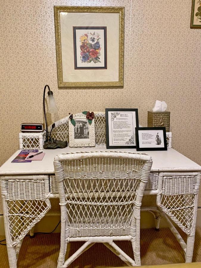 Pansy'S Parlor Bed & Breakfast 골든 외부 사진