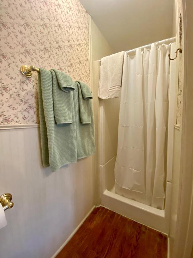 Pansy'S Parlor Bed & Breakfast 골든 외부 사진